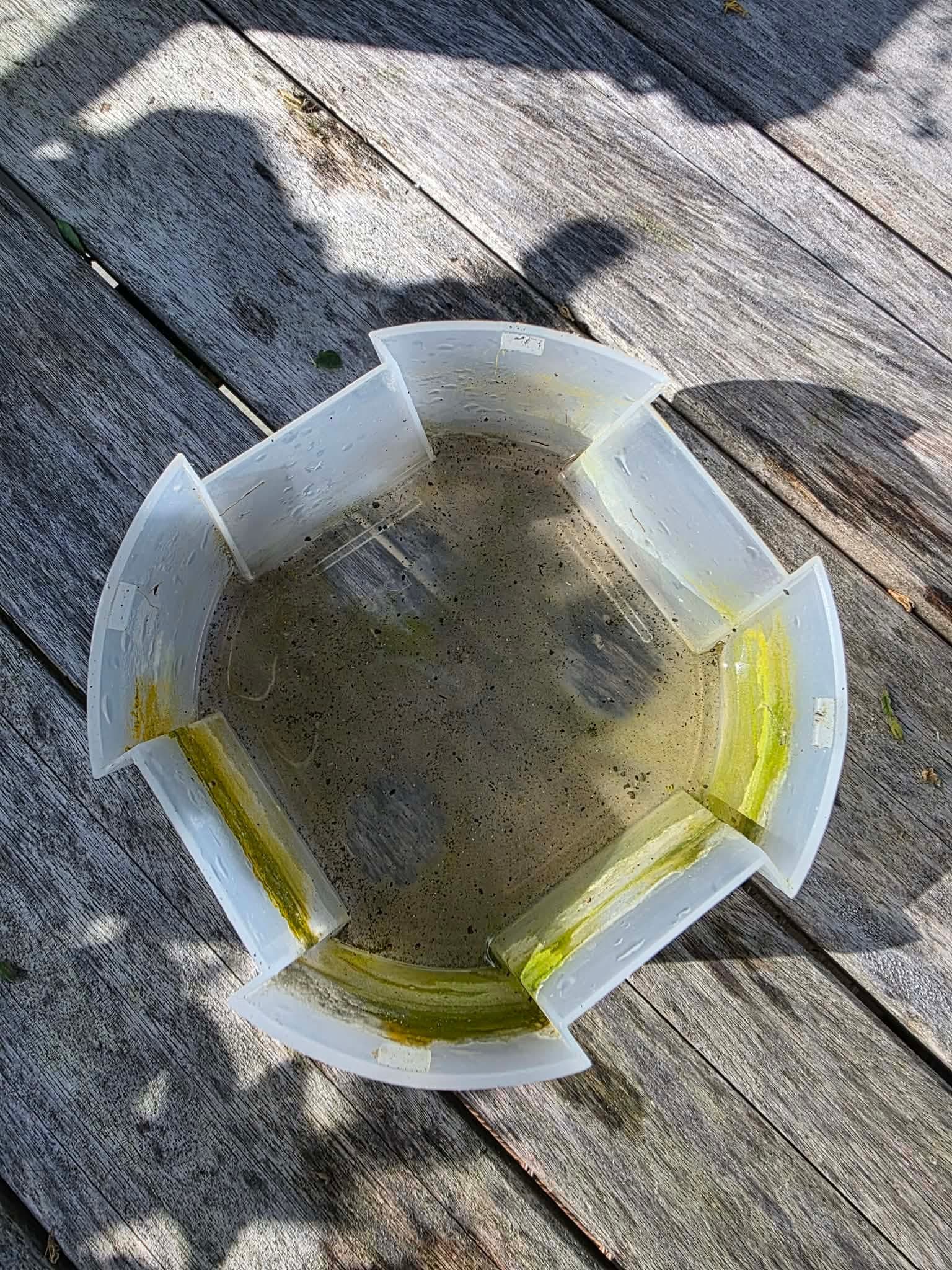 De waterlaag onderin een pot: bij semi-hydro staat er altijd een klein reservoir.